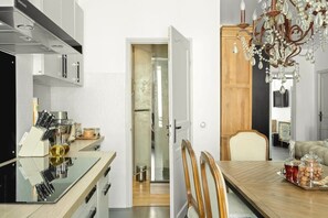 Køleskab, mikrobølgeovn, ovn, kogeplade