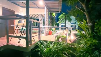 Kamar Triple Deluks, Beberapa Tempat Tidur, pemandangan kebun | Teras/patio