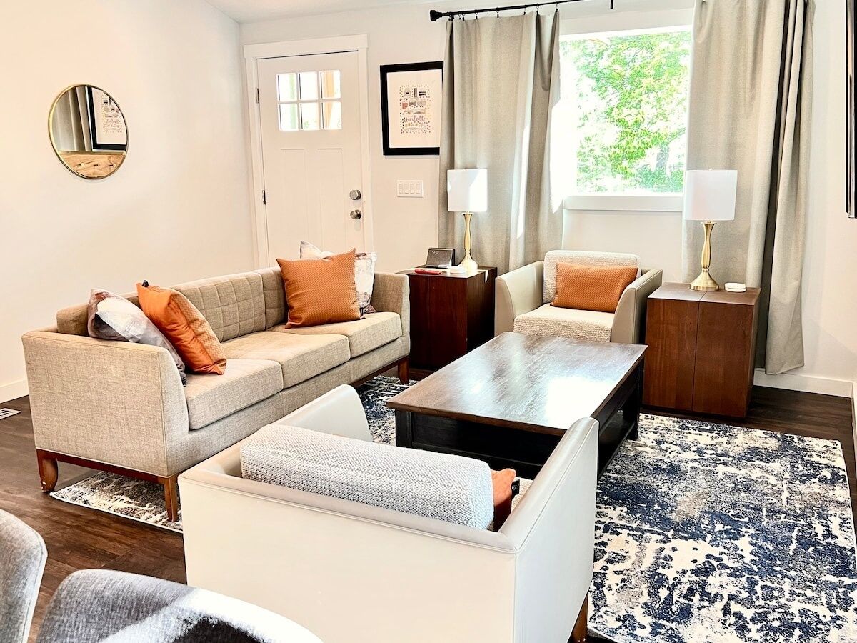 Downtown/Airport/Bank of America Stadium. No Cleaning Fee /Dogs Stay Free