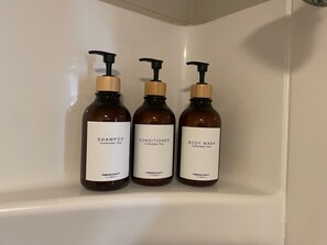 Towels, soap, toilet paper - Anchor Point Stays - Room 8 (Anchor Point)