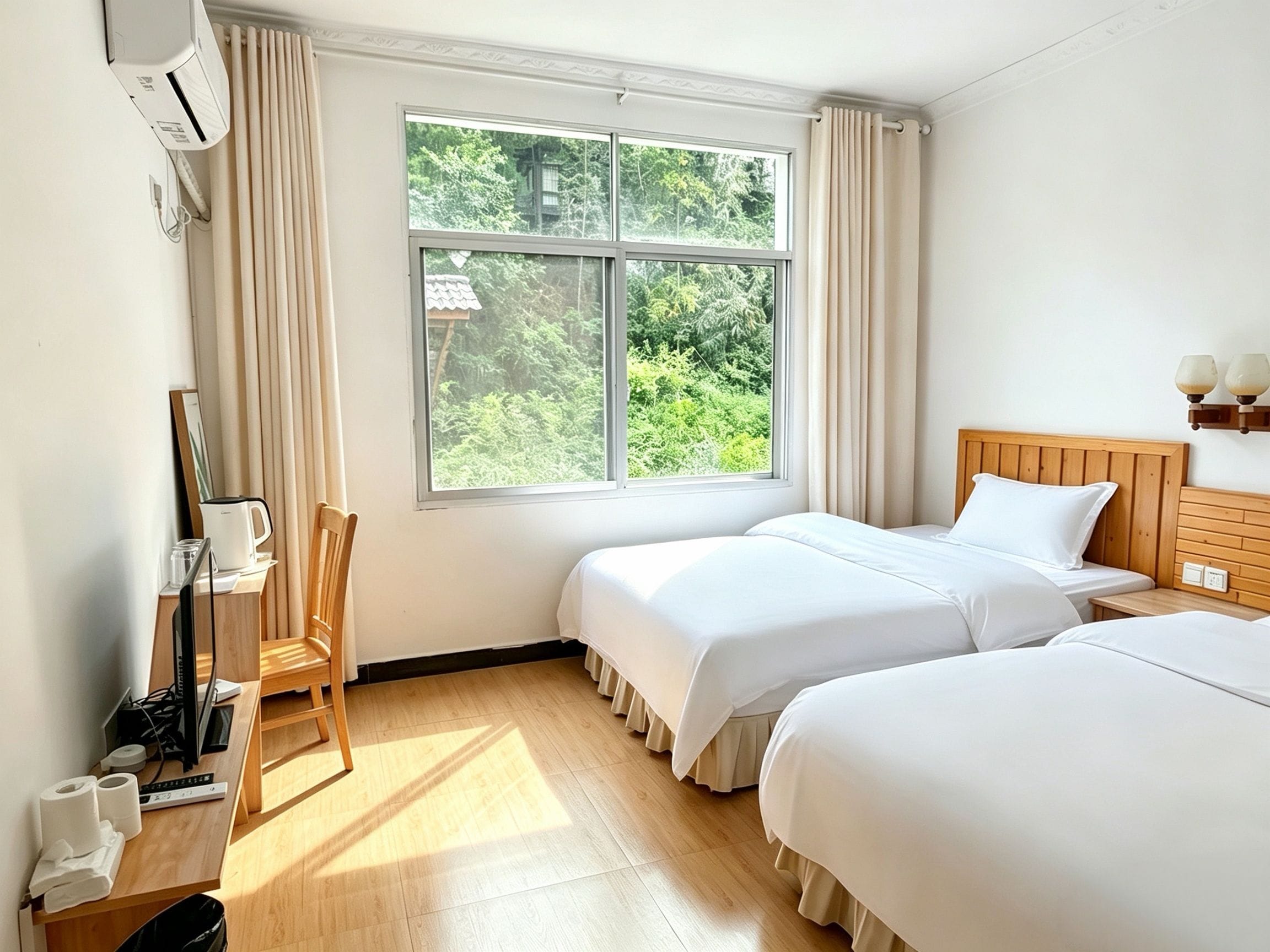Ein Hotelzimmer mit zwei Betten, einem Schreibtisch, einem Stuhl, einer Klimaanlage und einem Fenster mit Vorhängen.