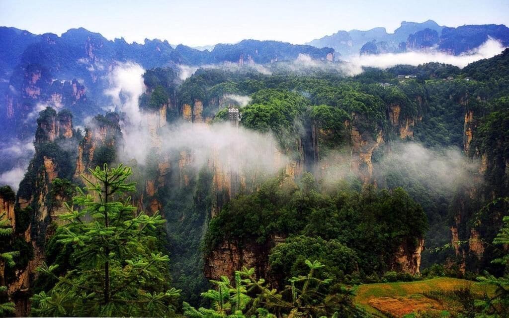 Un paisaje montañoso con imponentes riscos y exuberante vegetación.