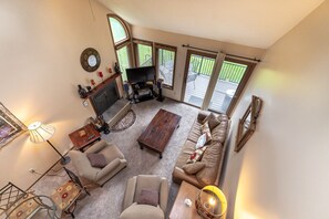 Smart TV, fireplace - Galena Oak Getaway near Shopping, Golfing, Hiking (Galena)