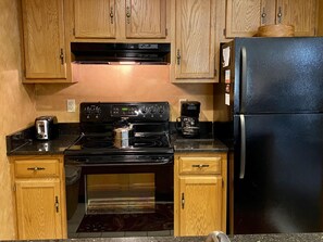 Frigorífico, microondas, horno y placa de cocina