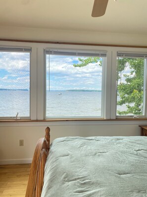1 bedroom, iron/ironing board, WiFi, bed sheets - Shelburne Bay Waterfront Getaway (Shelburne)