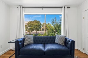 TV - Stylish Studio in Walkers Point (Milwaukee)