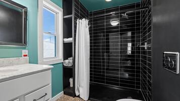 Douche, séchoir à cheveux, serviettes fournies, savon