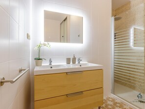 Een douche, een haardroger, handdoeken