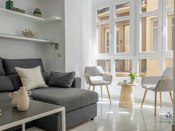 TV - Amazonia Center Apartment Living4malaga (Málaga)