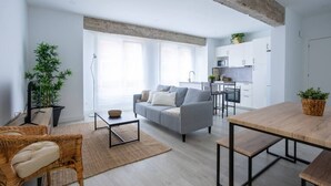 A modern apartment with a living area, kitchen, and dining space. - Aldatseta Home - Apartamento centrico (Bermeo)