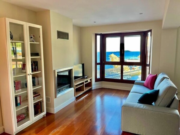 Télévision, cheminée