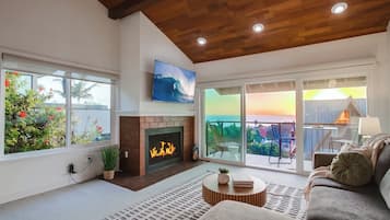 Smart TV, fireplace