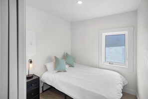 1 bedroom, WiFi (free), bed sheets - Charming Riverside Suite | Kitchenette, BBQ, Dock (Lake Cowichan)