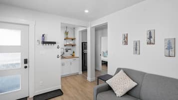 Un appartement moderne comprenant une cuisine, un espace de vie et un coin repas.