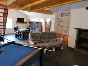 TV, fireplace, stereo