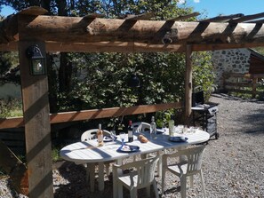 Outdoor dining - Cozy Barn Retreat in La Penne (La Penne)