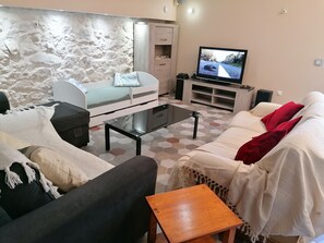 Televisión, chimenea, estéreo