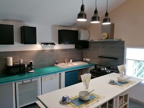 Refrigerador, microondas, horno, placa de cocina