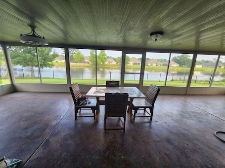お食事. 4BR 2BA Family Home On a Lake (Entire House)