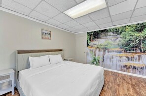 6 bedrooms, iron/ironing board, WiFi, bed sheets - Location! Close to Falls! 6-bedroom house in Niagara Falls (Niagara Falls)