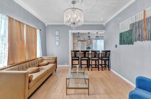 Location! Close to Falls! 6-bedroom house in Niagara Falls