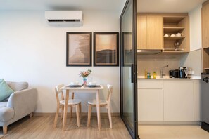 Luxe appartement, balkon, uitzicht op golfbaan | Dineren in de kamer