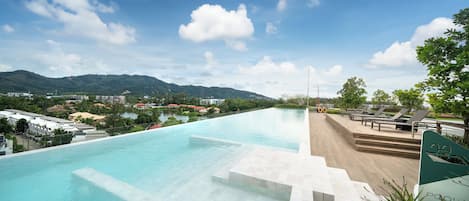 3 kolam renang outdoor, dengan cabana gratis dan kursi berjemur