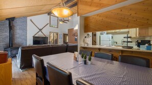 Moderni keittiö, jossa on puukalusteet, sisäänrakennettu uuni ja jääkaappi.