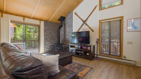 Téléviseur, foyer, livres, bureau