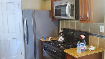 冷蔵庫、電子レンジ、オーブン、コンロ