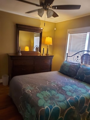 3 bedrooms, desk, iron/ironing board, bed sheets
