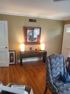 Interior - Cozy 3-bedroom bungalow in marvelous Memphis with AC, WiFi (Memphis)