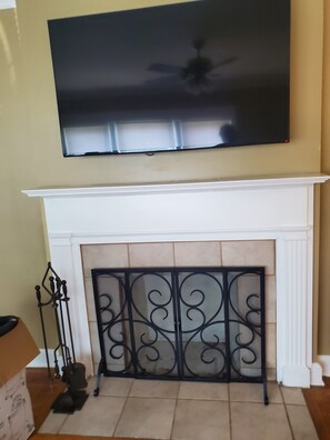 Interior - Cozy 3-bedroom bungalow in marvelous Memphis with AC, WiFi (Memphis)