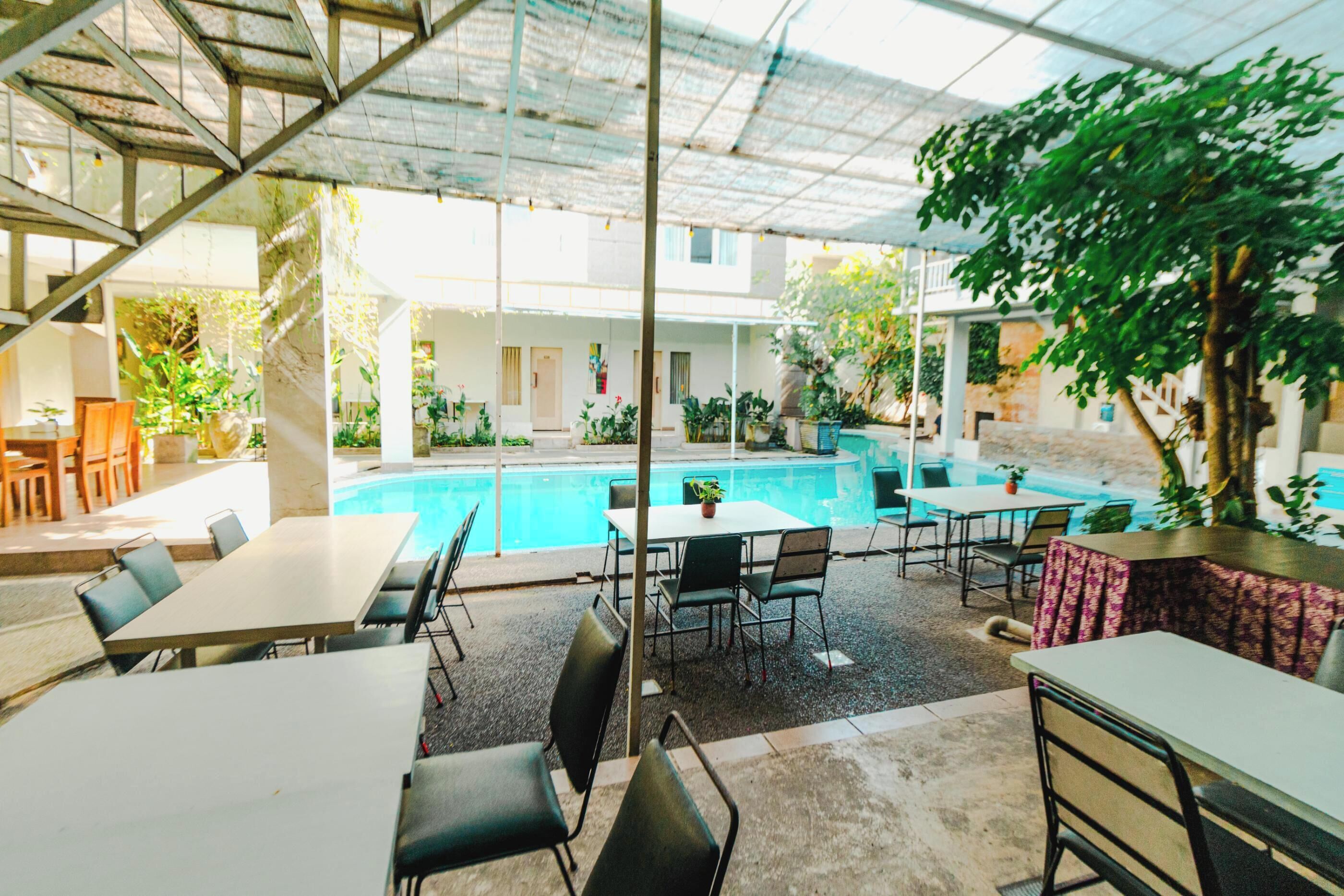 Una piscina al aire libre