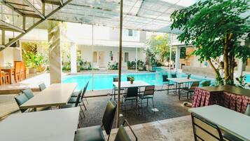 Una piscina al aire libre