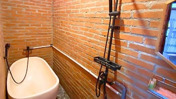 Tvåbäddsrum för familj - 2 queensize-sängar - icke-rökare | Badrum | Handdukar, tvål, schampo och toalettpapper
