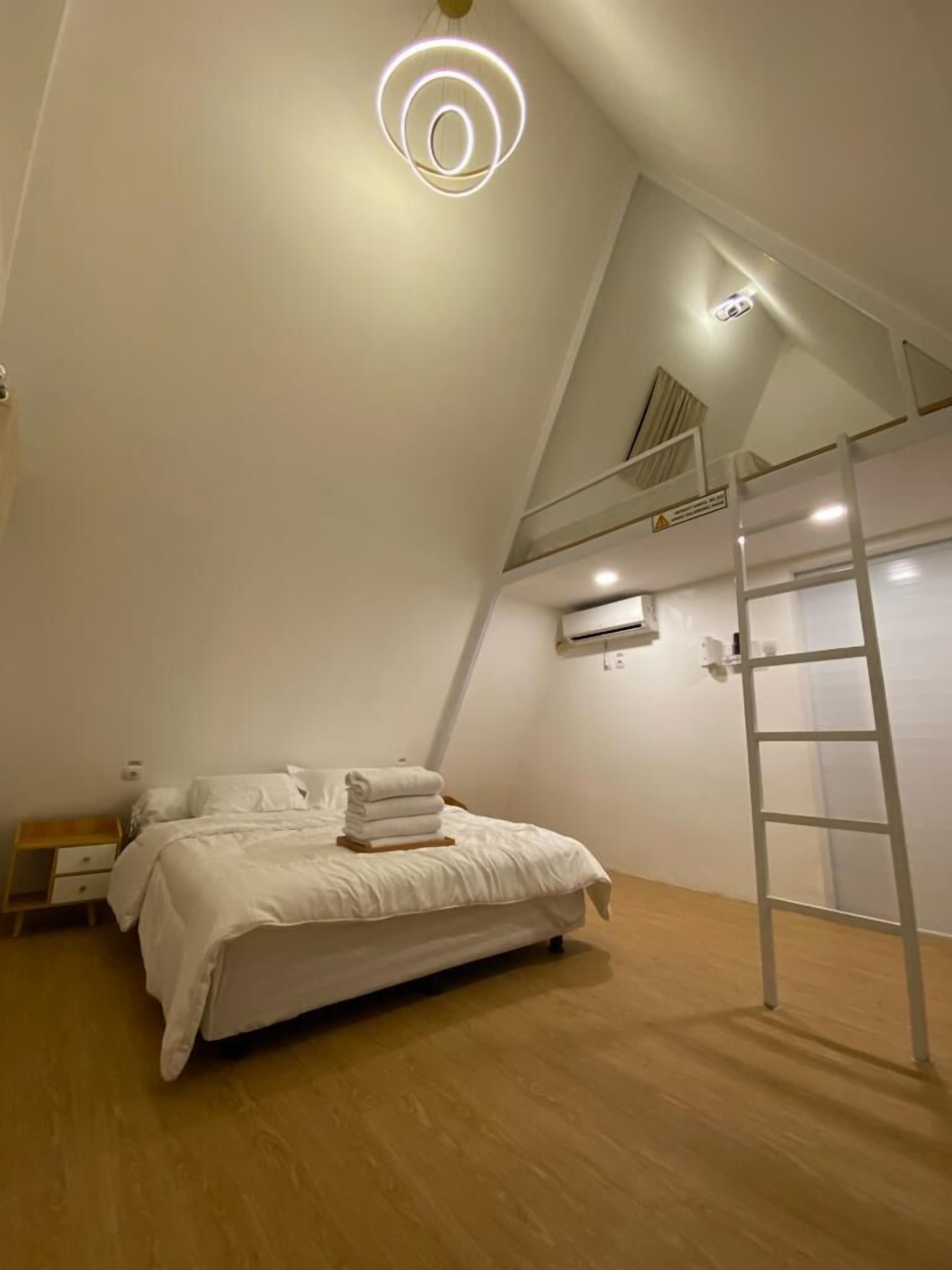 Family Villa, 2 Queen Beds, Golf View | Free WiFi, bed sheets