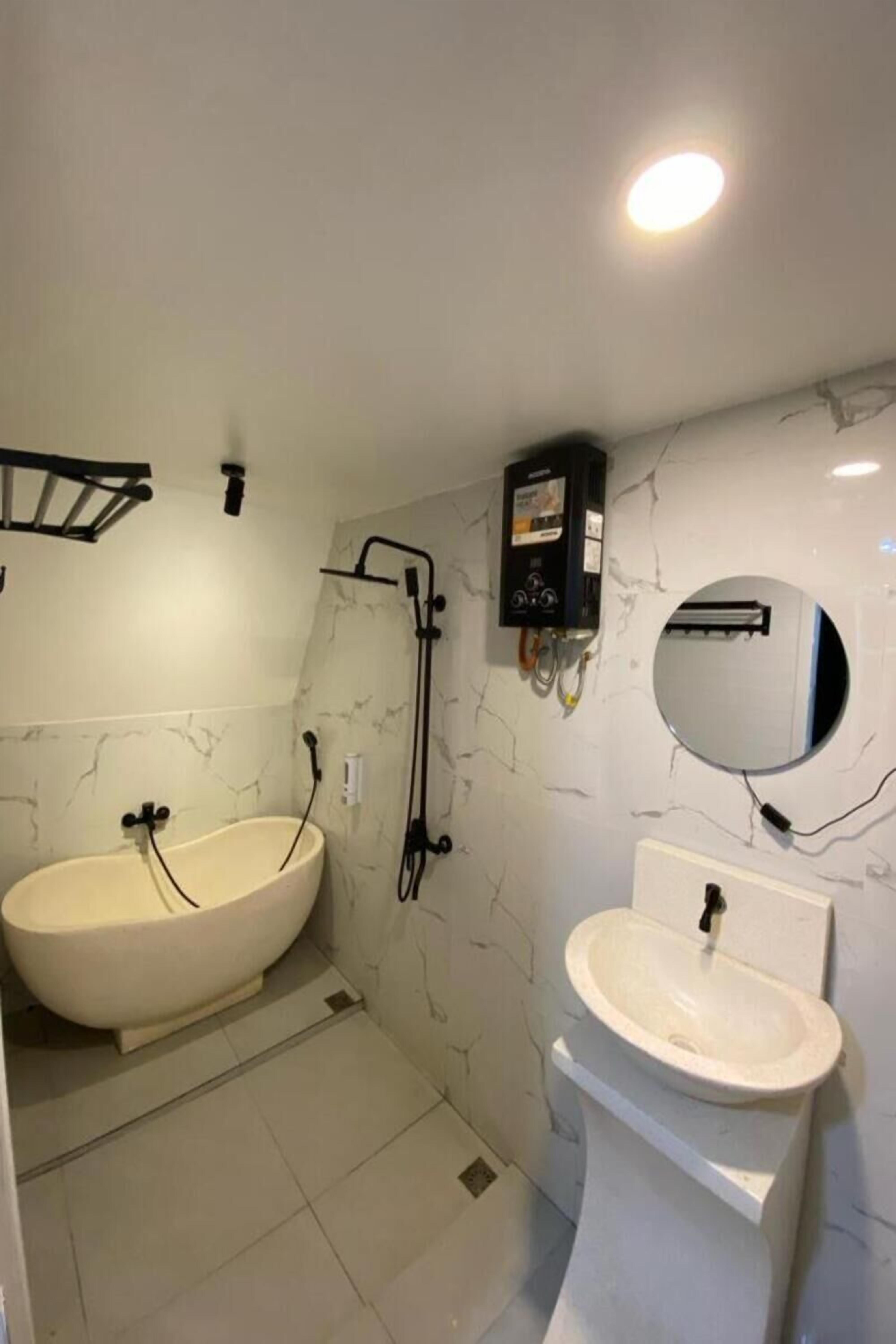 Family Villa, 2 Queen Beds, Golf View | Bathroom | Free toiletries, towels, soap, shampoo