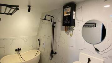 Family Villa, 2 Queen Beds, Golf View | Bathroom | Free toiletries, towels, soap, shampoo