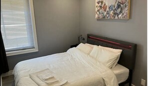 2 bedrooms, iron/ironing board, WiFi, bed sheets - Walk to Parliament/OU  Entire Unit W/FreeParking

 (Ottawa)