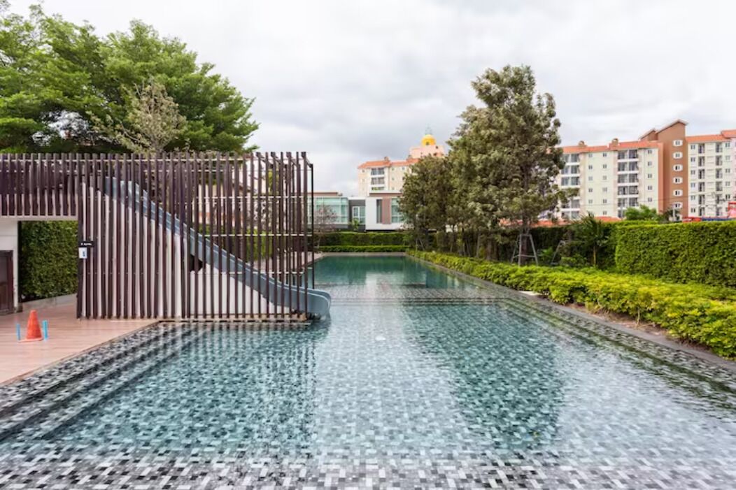 2 สระว่ายน้ำกลางแจ้ง