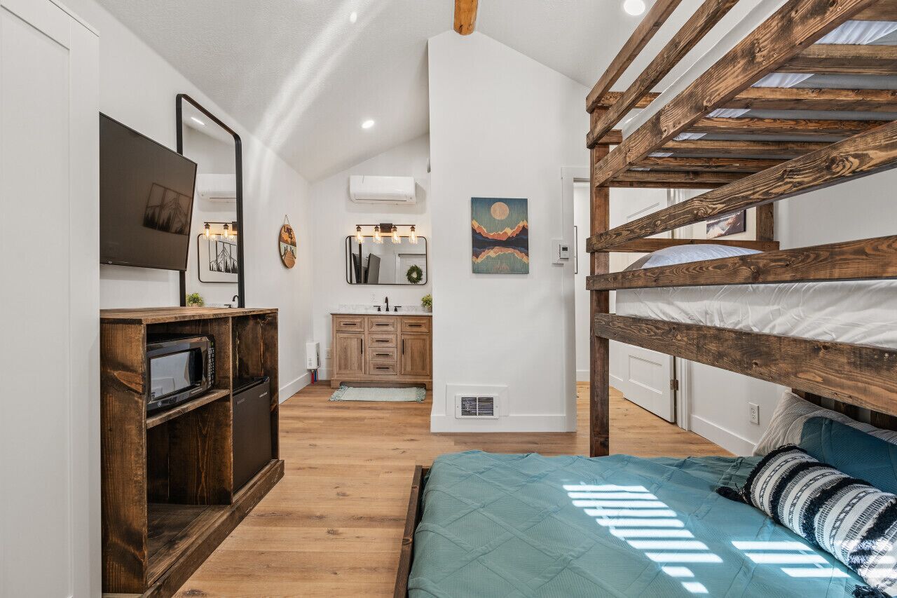 #4 Wild West Cabin, Newly Remodeled! AC! New Beds! Sleeps 4