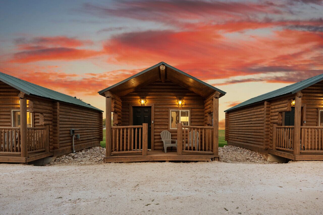 #5 Red Rock cabin, Newly Remodeled! AC! New Beds! Sleeps 4