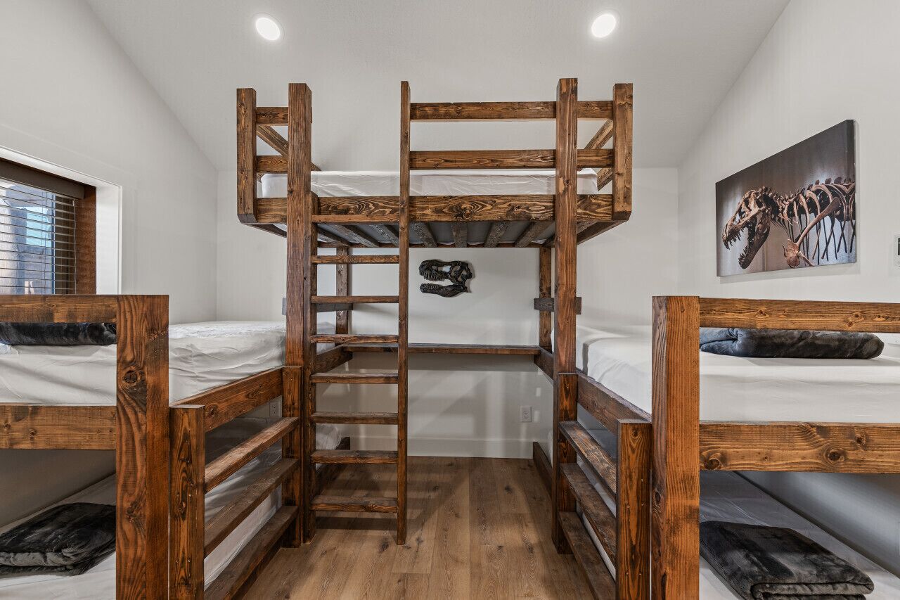 #6 Dinosaur Cabin, Newly Remodeled! AC! New Beds! Sleeps 5