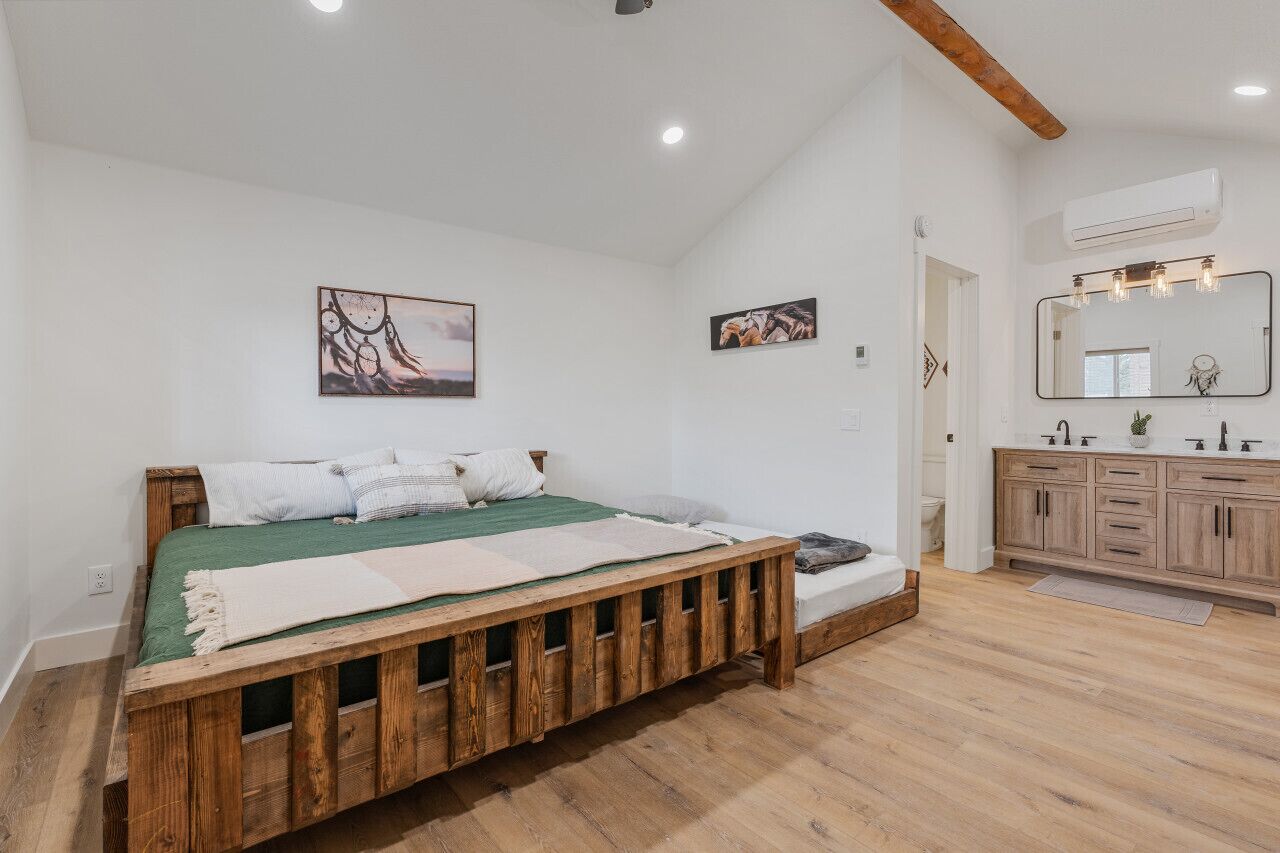 #7 Cowboy Cabin, Newly Remodeled! AC! New Beds! Sleeps 3