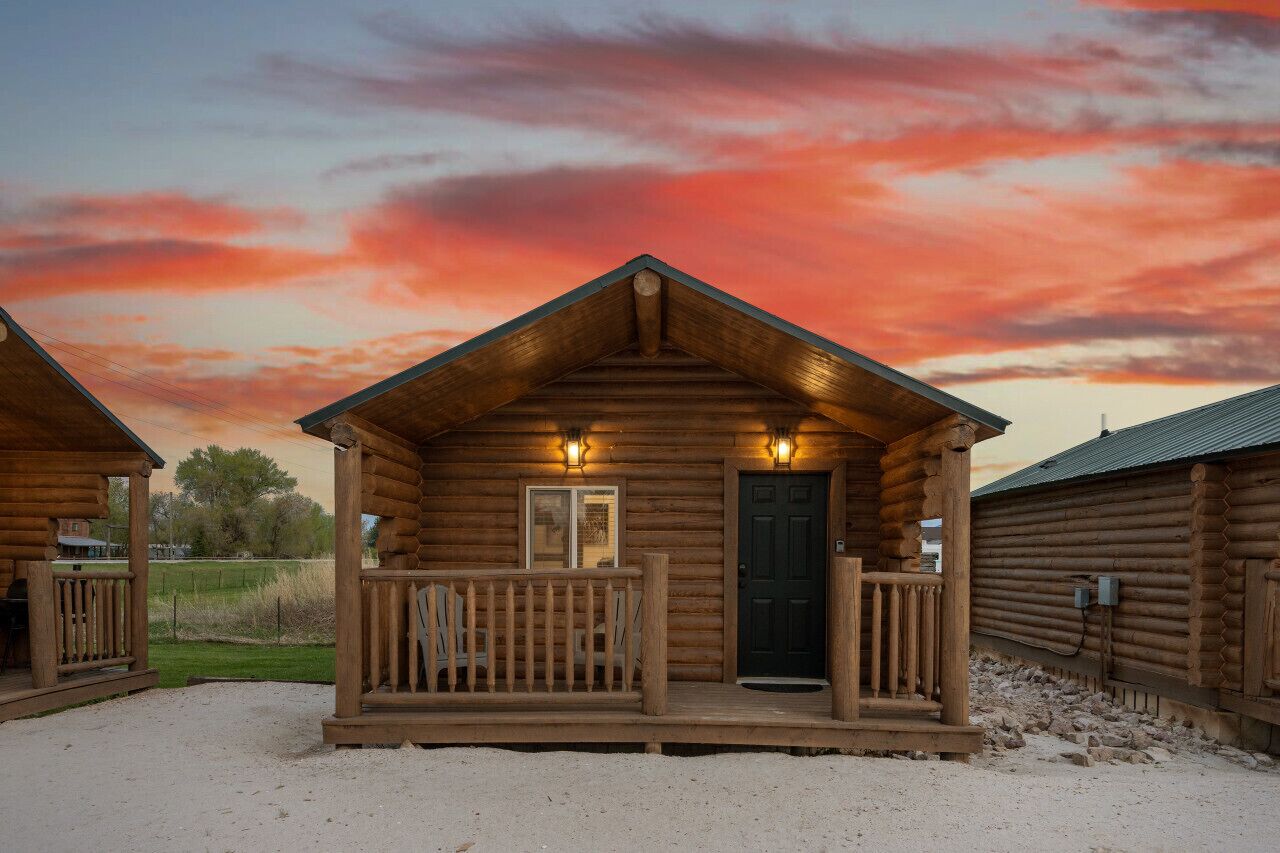 #8 Bigfoot Cabin, Newly Remodeled! AC! New Beds! Sleeps 5
