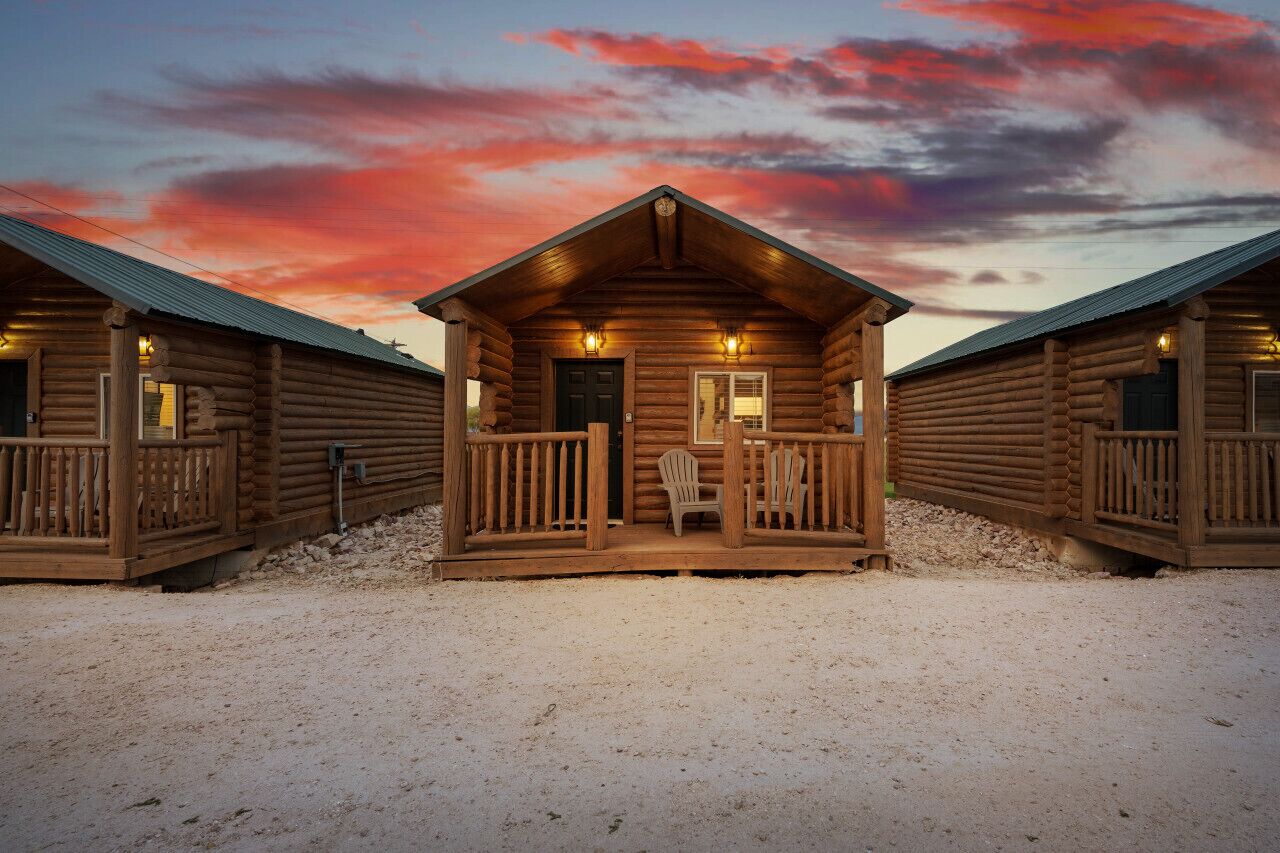 #9 Yellowstone Cabin, Newly Remodeled! AC! New Beds! Sleeps 3