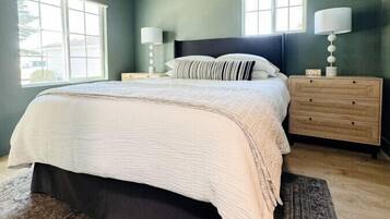 4 slaapkamers, een bureau, een strijkplank/strijkijzer, reisbedje