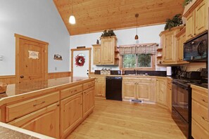 Fridge, microwave, oven, stovetop - Walk to Lake - Hot Tub - Game Room - Sleeps 24 (Island Park)