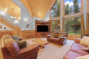 Smart-tv, een open haard, tafelvoetbal en een tafeltennistafel